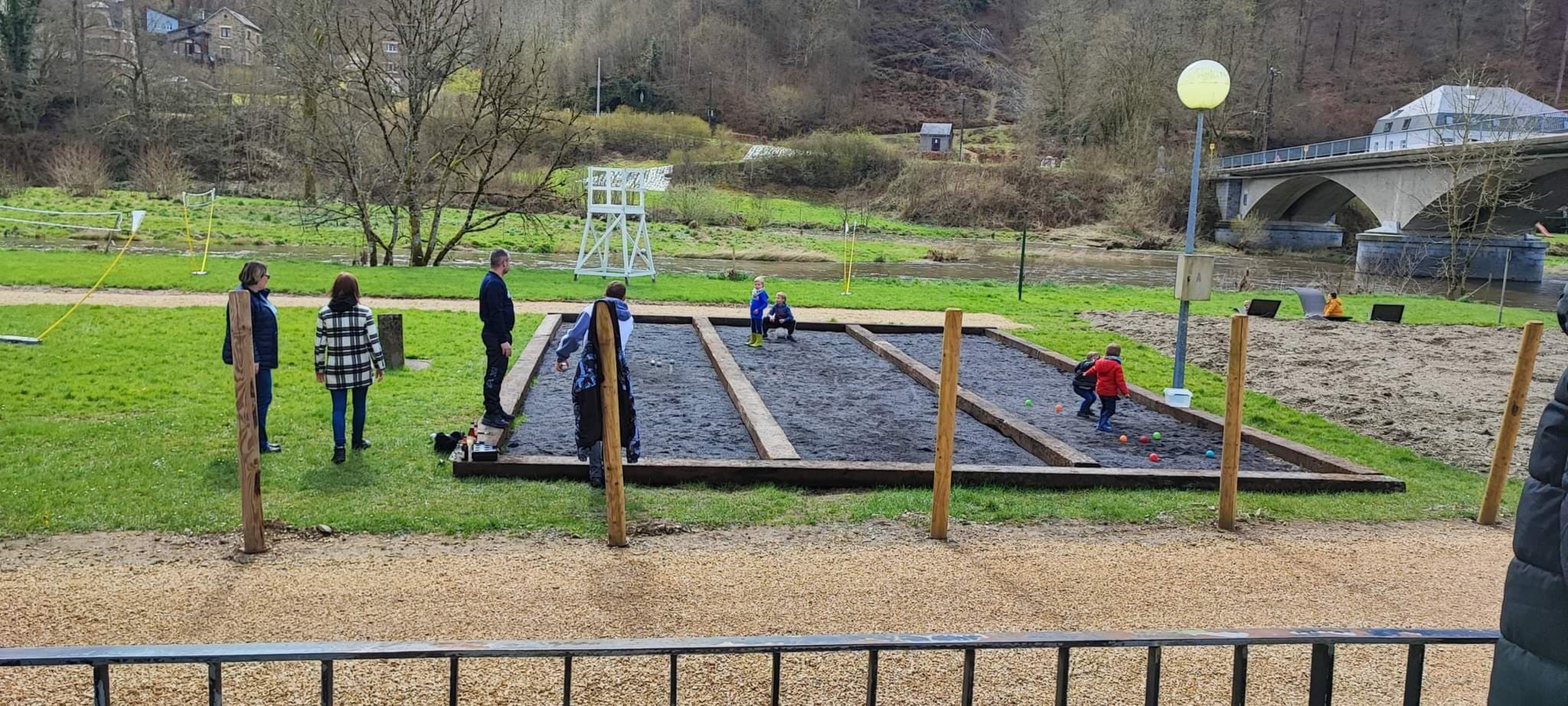Faire du pétanque