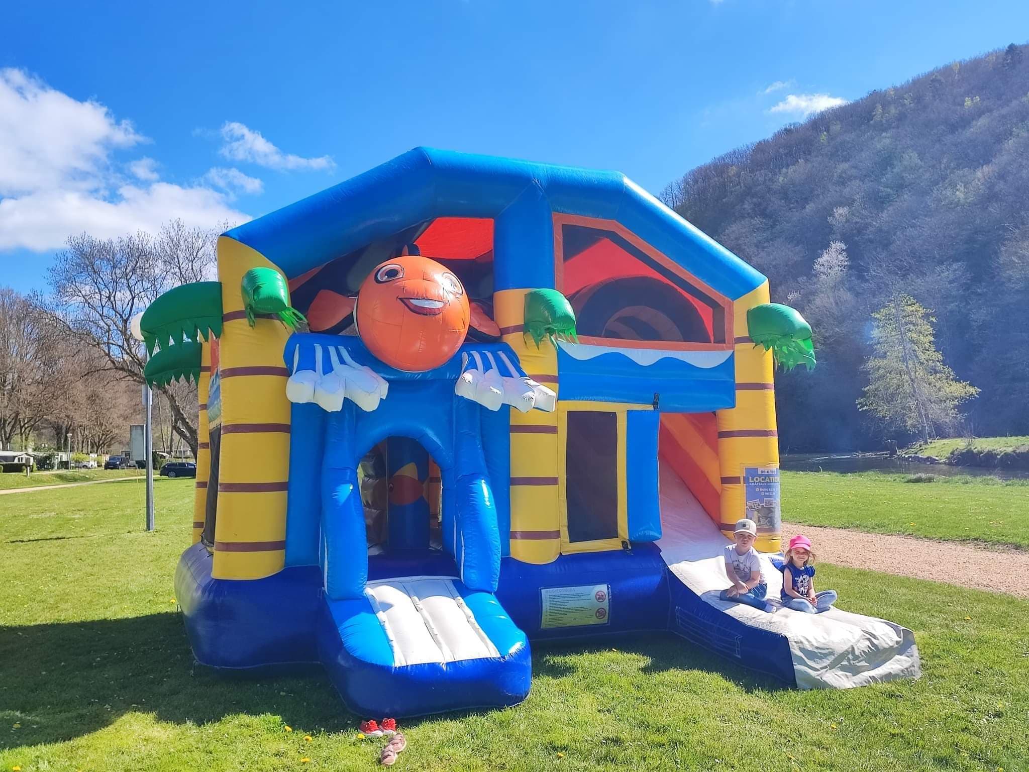 Chateau gonflable, terrain aux jeux